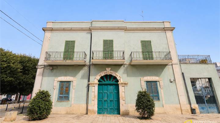 PALAZZOTTO D'EPOCA CON CORTILE E GARAGE