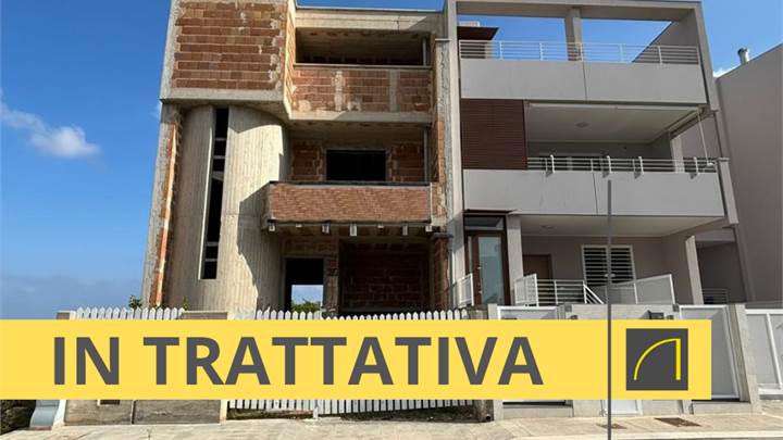 INDIPENDENTE AL RUSTICO CON GARAGE E TERRENO