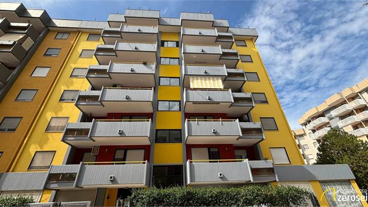 COMODO 4 VANI CON BOX, CANTINA E P. AUTO