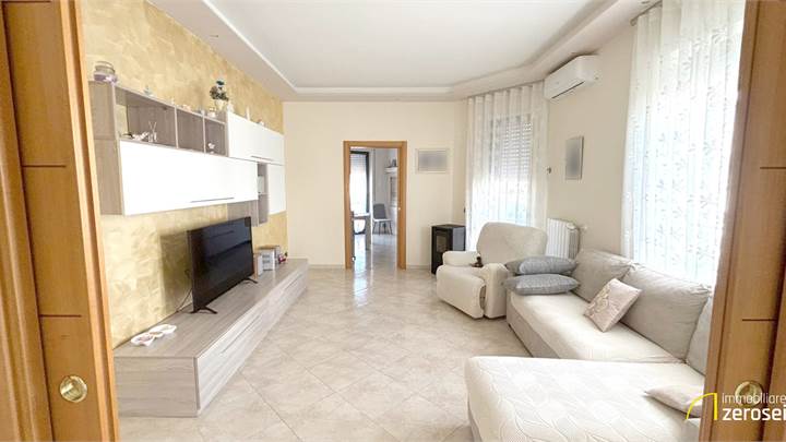 APPARTAMENTO CON LOCALE E LASTRICO SOLARE